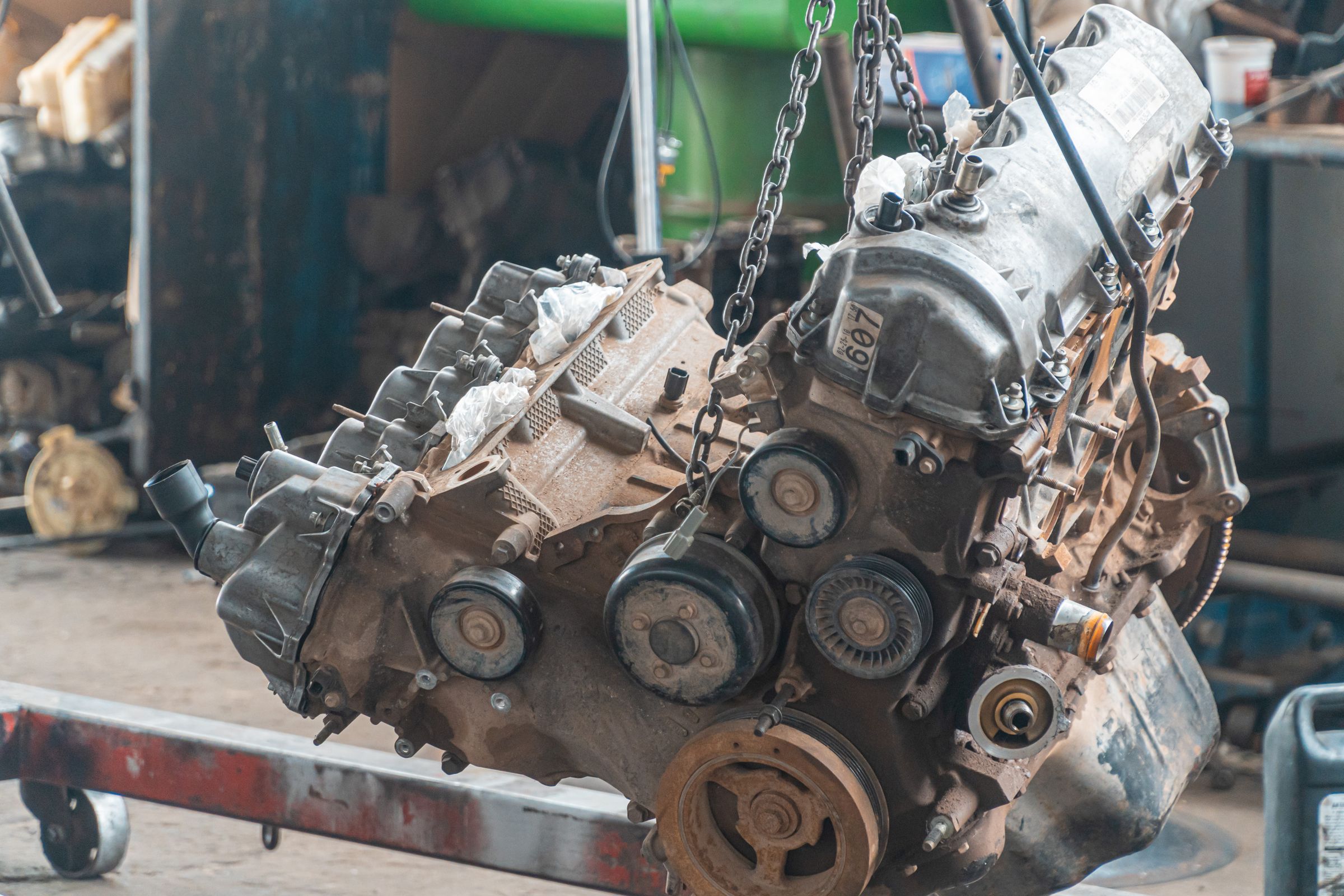 Vollständiger Motor, an einer Kette angehoben in einer Werkstatt